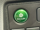 【ECONスイッチ】エンジンやエアコンといったクルマ全体の動きを燃費優先で自動制御するECONモード。空調など快適性を優先したいときはスイッチを押してOFFにできます。