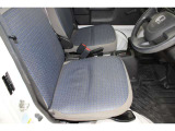 ゆったりとした運転席、助手席です。いろんな人のドライブポジションに合います。