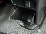 ◆センターロアボックス◆インパネ中央の下部には、ごみ箱としても使用する事ができるセンターロアボックスを装備しております。