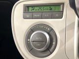 【オートエアコン】一度お好みの温度に設定すれば、車内の温度を検知し風量や温度を自動で調整。暑い&hellip;寒い&hellip;と何度もスイッチ操作をする必要はありません。快適な車内空間には必須の機能ですね♪