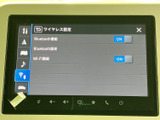 Wi-FiとBluetooth接続が可能。お気に入りの音楽をワイヤレスで楽しめます。快適なドライブのお供に、上質なサウンドをどうぞ。