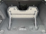 ◆瓶や柔らかいものなどを運ぶ際に重宝するフック&ホルダー付。ラゲッジの荷物を気にすることなく運転に集中できます