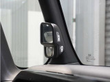 【サイドビューサポートミラー】通常は運転席から見えない左フロントタイヤの前方を映し出すミラー。さまざまなシーンで安心感のある運転をサポートします。