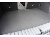 後席を倒せばフラットで広大なスペースが出現。キャンプ道具やゴルフバッグなど、大きな荷物も余裕を持って積載可能です。ライフスタイルに合わせて自由自在にアレンジできる、実用性の高さが魅力です。