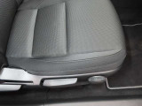 運転席シートはシートリフト機構付きで様々な体格の人に対応致します
