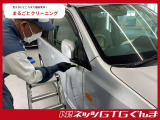 強力洗剤の泡立ちで頑固な汚れを浮かせて洗浄。ドアハンドルの隙間やエンブレムの隙間も専用ブラシでやさしくクリーニングします。