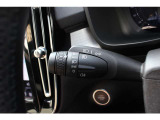 ウインカーレバーには、ヘッドライトスイッチとフォグランプスイッチが付いています。LEDオートヘッドライトとフルアクティブハイビームが標準装備です。