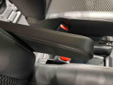 運転席にはフロントセンターアームレスト。