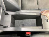 アームレストの中にも収納スペース!運転席周りをすっきり保てます!