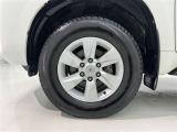 純正アルミホイールが車の雰囲気を引き立てますね!
