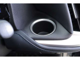 ハンドルの右側にドリンクホルダーがございます!手に取りやすい位置にありますので運転中の水分補給もラクラクです♪