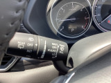 レバーをAUTOの位置にしているとき、レインセンサーが雨を感知すると、雨量に応じてワイパーが自動で作動してくれるオートワイパーを装備!設定変更で非作動にすると、間欠作動に固定されます。