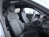 クオリティの高いシートを採用するのは、Audiのクルマづくりの哲学のひとつです。特に座り心地が重要です。体の大きなドイツ人が座っても頑丈な耐久性があります。。しかも肌触りも良く高級家具のようです。