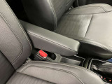 【アームレスト】運転席には、長距離ドライブに優しいアームレストが装備しています。