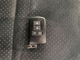 付いてて便利!とても人気の高い装備のスマートキーシステム。キーを携帯しているだけで、ドアロックの開閉並びにエンジンの始動が可能な装備です。