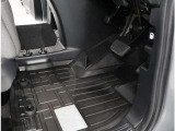 運転席フロア。体格を問わず心地よいドライビングポジションがとれるよう各ペダルが配置されています!