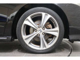 純正のアルミホイールが足元を飾ります!タイヤサイズは225/45R18です。