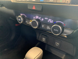 【オートエアコン】設定温度に合わせて自動で風量や風向きを調整し、車内を快適な温度に保ちます。