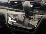 操作が簡単なシフトレバーですのでストレスなく運転が出来ますよ!