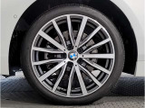 BMW純正アルミホイールです。納車時にはアルミホイールコーティングも承っております!是非ご検討下さいませ。