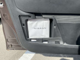 助手席側ドアには、車検証等をいれるBOXがあります!