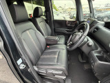 足元もゆったりで長時間の運転も疲れにくいフロントシートです。