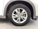 純正アルミホイールです。車にぴったりなデザインで、足元がおしゃれに♪また、スチールホイールに比べ軽いので、車の燃費も良くなりますよ!