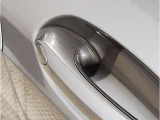 【スマートキー】車両のキーをカバンやポケットに入れたまま、お車の開閉が可能で御座います。お車の前に立ってキーを探す必要が御座いません。
