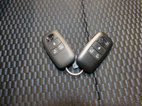 【扱いやすいスマートキー】鍵をバッグに入れたままドアの施錠と解錠が可能です。予備キーも揃っており、ご家族で車を共有する際にも大変重宝するアイテムです。