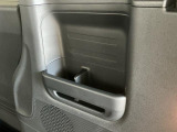 【後席ドリンクホルダー】後席用にも使いやすい位置にドリンクホルダーがございます。みんなが快適な空間でドライブはより楽しいものに♪