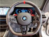 【ハンドル】ドライバーとBMW車の一体感がダイレクトに伝わるステアリングホイール。形状・太さへの拘りに加えて、操作性を高める為にスイッチ類も配置。クイックかつ安定のドライビングを体感下さい!