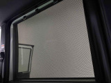 後席にお乗りの方が眩しくないように日差しを軽減する格納式リヤドアサンシェードが付いてます