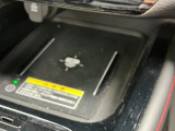 置くだけで、充電できる!ワイヤレス充電対応のスマートフォンを置くだけで充電が可能。ケーブルをつなぐ煩わしさがありません。