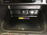 【おくだけ充電】スマートフォンや対応機器などを、充電エリアに置くだけで充電が行えます。