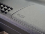 ◆助手席エアバッグ◆SRSエアバッグは、シートベルトだけでは防ぎきれない衝突時の衝撃から乗員を守るための安全装置。衝突時に瞬時に膨らみ、頭部や胸部がダッシュボードに直接衝突するのを防ぎます。