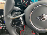 MINIを熟知したメカニックによる100項目の点検・整備を行います。不具合箇所、交換時期に達している部品に関しましては、全て弊社負担で交換してからのご納車となります。