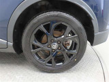 車両のデザインにマッチした純正アルミホイールを装着しています。