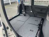 シートを倒すとほぼフラットなので荷物も載せやすい☆