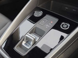 Audiのシフトレバーは、高級感と先進技術を反映したデザインが特徴です。オートマチックトランスミッションやデュアルクラッチトランスミッション(Sトロニック)を採用しております。