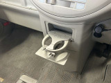 格納式のドリンクホルダーを装備しております。