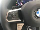 【アクティブクルーズコントロール】一定速度での巡航はもちろん、前方の車両との距離を一定に保ちながら自動で加減速を行います。BMWは車両停止までの制御が可能となりますので、渋滞時には大変嬉しい機能です。