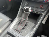 Audiのシフトレバーは、その車のトランスミッションに合わせて異なるデザインと機能を持っており、運転の楽しさと快適さを追求しています。