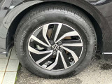 純正15インチアルミホイールが装着されております。モデル別にデザインされておりこちらの車両を足元からイメージに合うように考えられております。車のデザインを印象付けるのではないでしょうか?