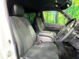 運転席シート廻りは使用感も少なく、良好な状態となっています。前オーナー様が丁寧に使っていたことがよくわかりますね。