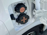 サクラの充電は運転席側リアドアすぐ左にございます。ご自宅等の普通充電口と屋外等の急速充電口があります。大きさも異なるためわかりやすいです。
