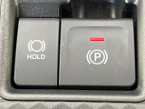 【電動パーキングブレーキ】パーキングブレーキは便利な電動式!ボタン一つで操作でき、アクセルを踏めば自動で解除されます♪レバーやペダルが無いので運転席廻りもすっきりしますね♪
