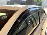 【ドアバイザー】雨の日でも窓を少し開けて換気可能。車内を快適に保ち、日常の使用も安心です。