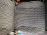 【運転席シート】へたりがちな運転席も大きなへたりがなく、綺麗な状態です。