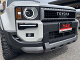 モデリスタエアロ/シグネチャーイルミブレード装着。 ベース車のデイタイムライトに合わせた横一文字のLEDは、フロントフェイスに先進的でモダンな印象を付与します。