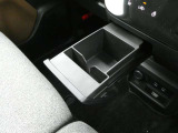 引き出し式のドリンクホルダーには、充電コードを繋いだままでも携帯電話を置くことが出来るスペースを確保しております♪